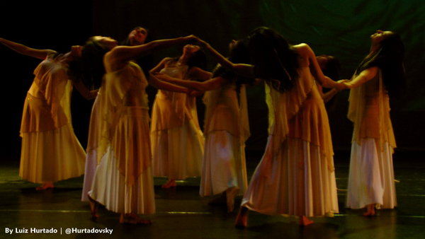 Comunidad de mujeres bailando juntas - Danza del Sol